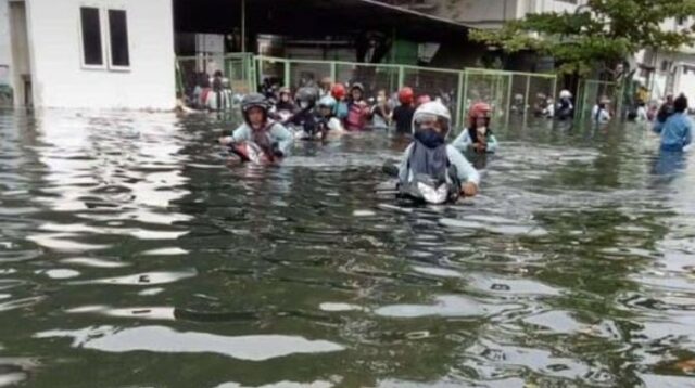 Tanggul Jebol, Banjir Rendam Kawasan Industri Semarang Hingga 50 CM