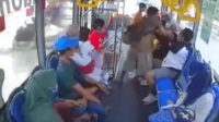 Viral Wanita Berhijab Dipukuli Pria Dewasa di dalam Bus,hingga tertunduk menangis