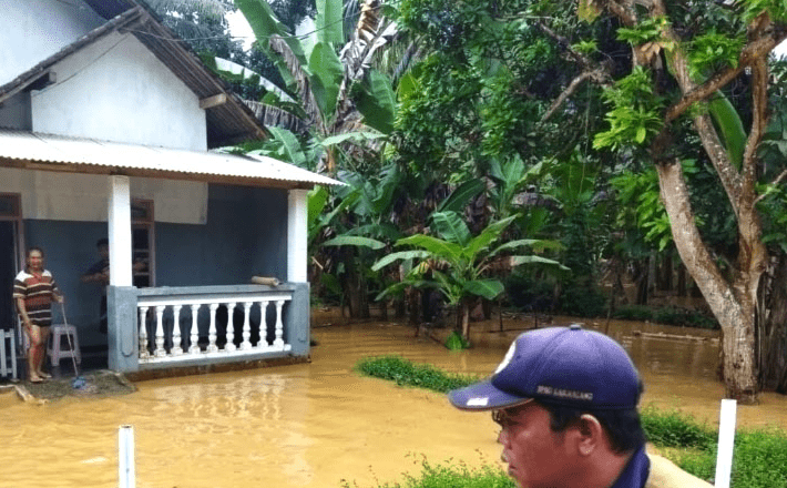 Hujan Deras Yang Menguyur Malang, Mengakibatkan Pemukiman Warga Hingga Tergenang Air Mencapai 2 Meter