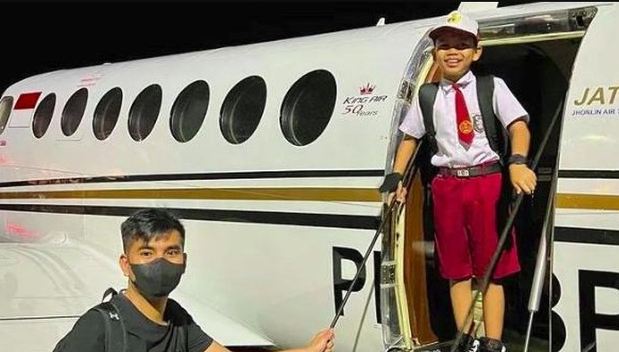 Farel Prayoga pergi ke sekolah naik pesawat pribadi
