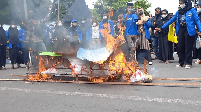 Aksi Demonstrasi Untuk Menolak Kenaikan Harga BBM Bersubsidi Terjadi Di  Bojonegoro